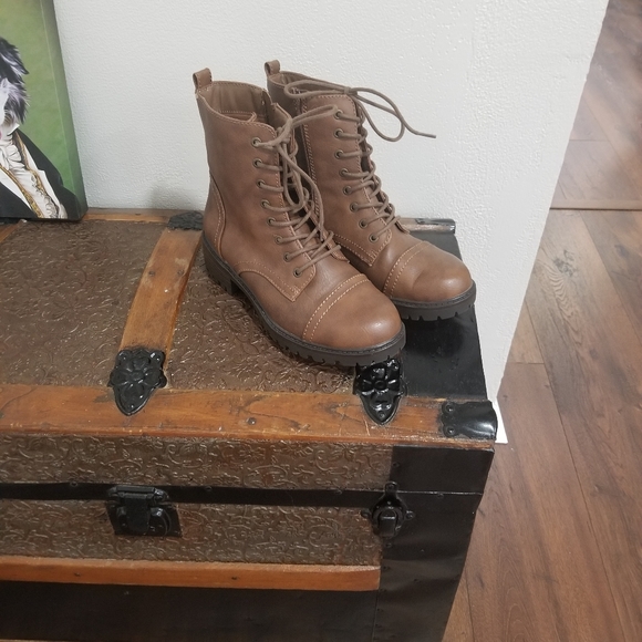 Universal Thread Shoes - NWOT Brown Combat Boots